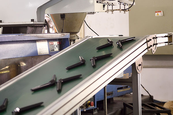 生產(chǎn)塑(sù)膠產品為(wéi)什麽會出現披鋒 生產塑膠產品為什麽會出現披鋒